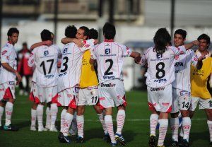 Instituto goleó a Atlanta en su casa y se subió a la punta de la B Nacional