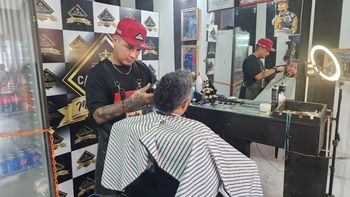 Una barbería de Perico busca dolarizar los precios de sus cortes