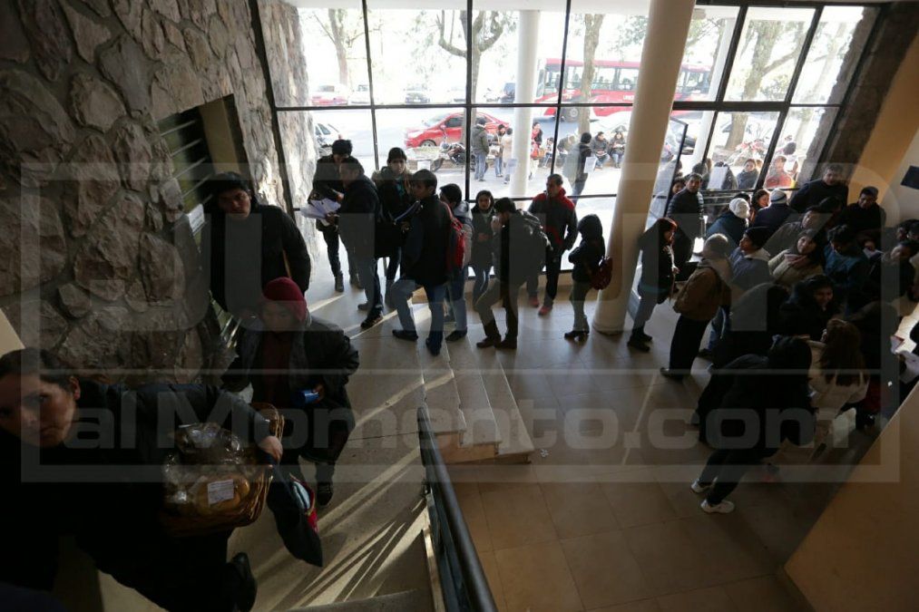 Docentes realizan largas filas para presentar documentación en Junta