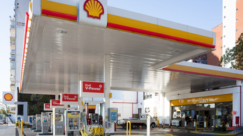 Las petroleras se sumaron a YPF y bajaron el precio de sus combustibles