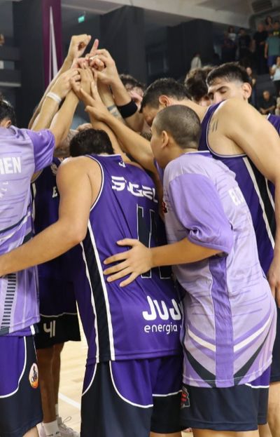 El Carmen Básquet no pudo cerrar la serie, perdió el invicto y habrá 3º juego decisivo