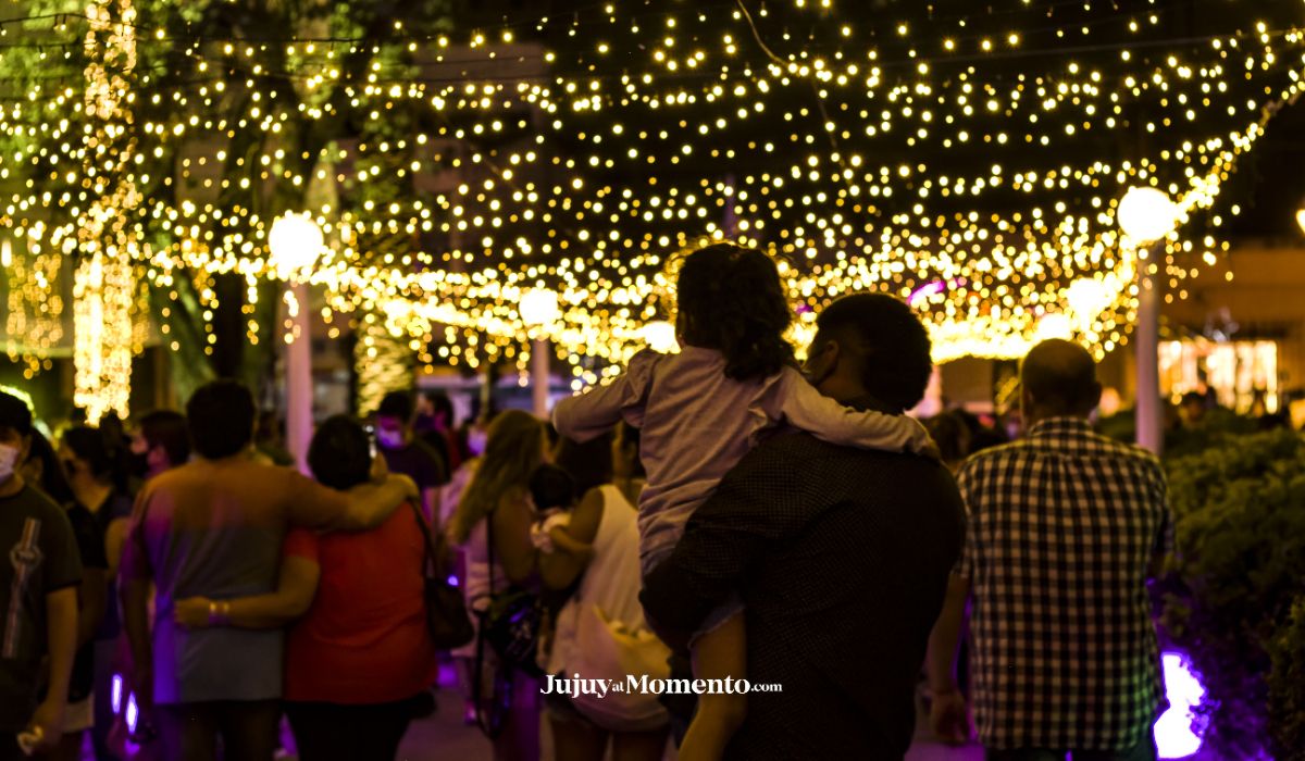 Los jujeños despidieron el año con luces y música en la Plaza España