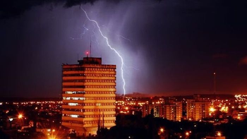 Por hechos recientes, recordaron medidas de seguridad ante tormentas eléctricas