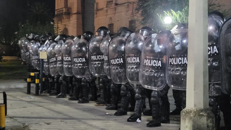 Policía detenido por las protestas: 