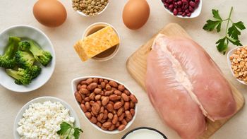 Qué diferencia existe entre la proteína en polvo y los alimentos ricos en proteínas