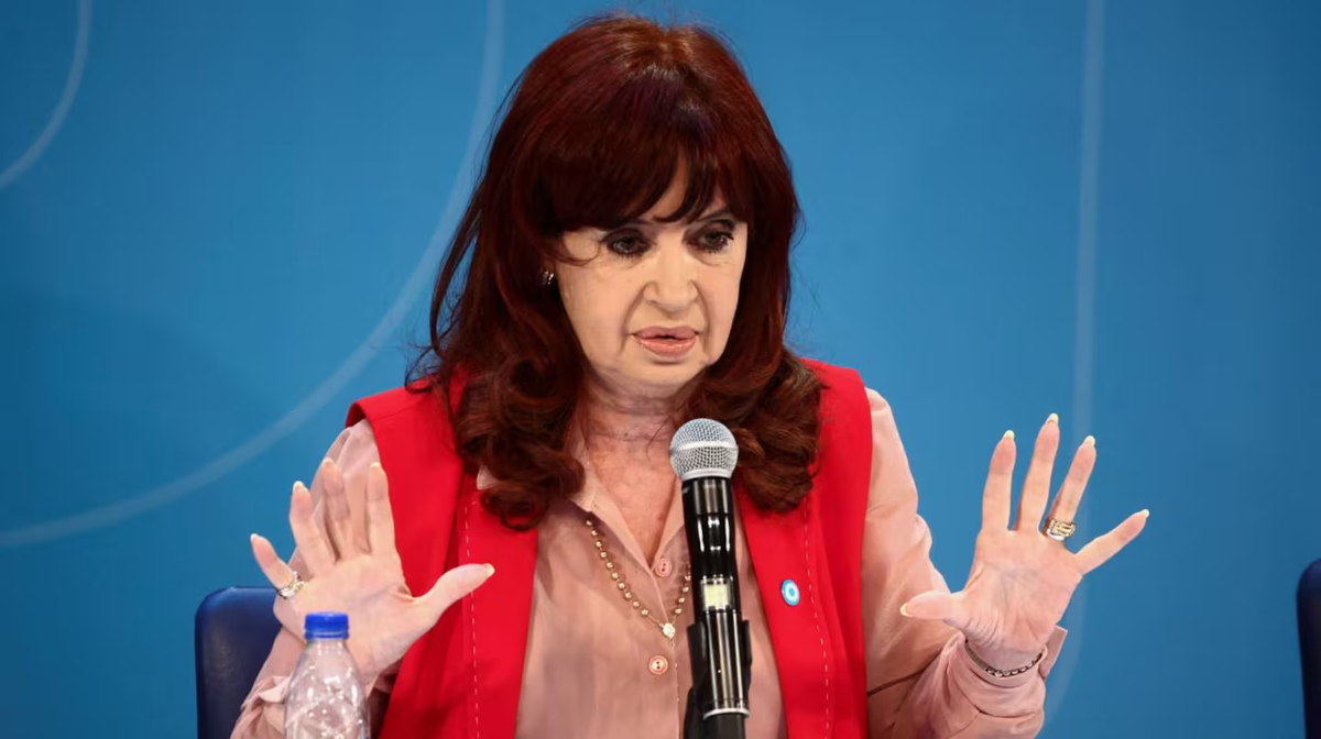 Cristina Kirchner cruzó a Milei por la denuncia para quitarle el plus de jubilación: Sos un cachivache