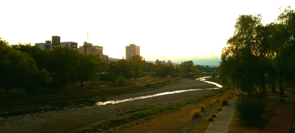 Sigue el calor en la ciudad, pero aparecen probabilidades de lluvias