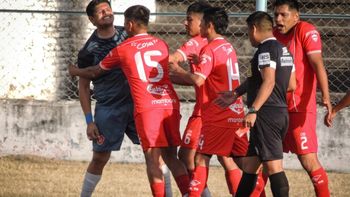 La polémica se adueñó de La Tablada y el partido terminó suspendido