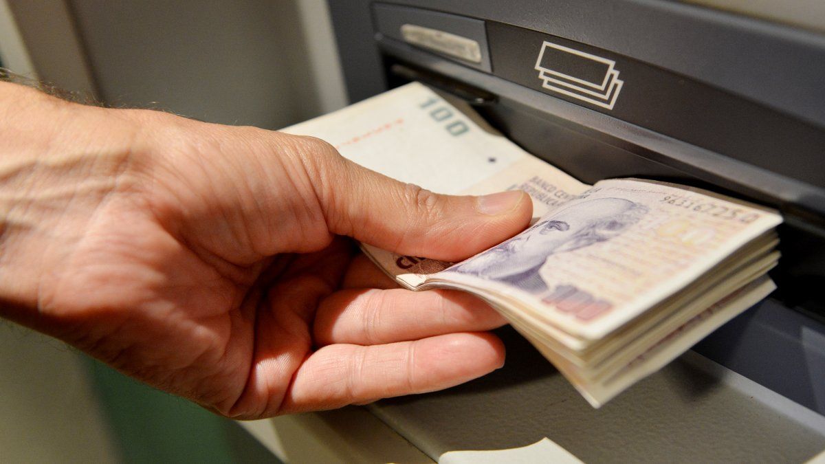 El Salario Mínimo Vital y Móvil es de 9500 El Salario Mínimo Vital y Móvil es de 9500