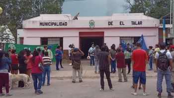 Reclamo de municipales en El Talar exigiendo pase a planta permanente