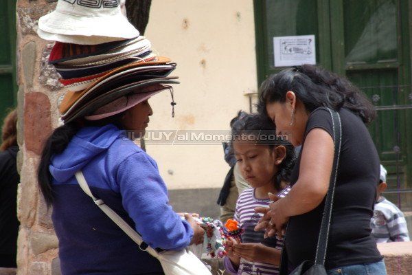 Pocas ganancias para los vendedores de artesanías de La Quebrada