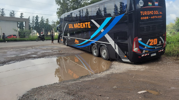 Colectivo quedó atascado por el deplorable estado de la Ruta 9, en el Loteo Perovic
