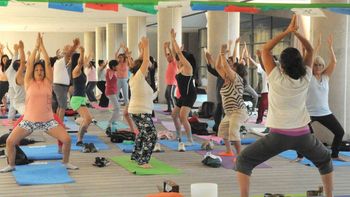 Yoga al aire libre, propuesta gratuita en distintos puntos de la ciudad