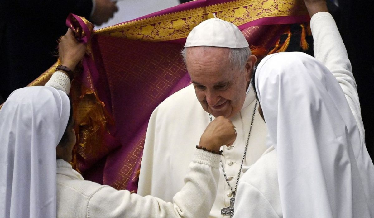 El cura que se desmarca de las encíclicas del Papa y ataca a los K