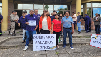 Continúa el reclamo de trabajadores de Vialidad provincial por 