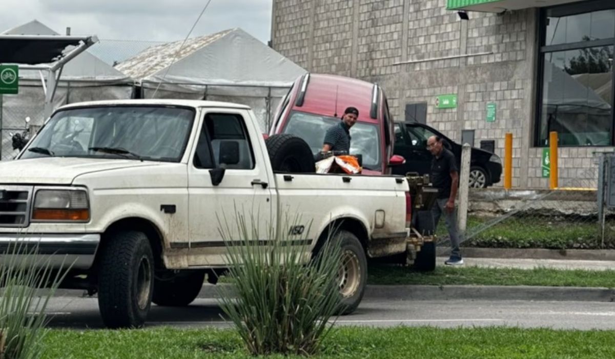 Insólito: una mujer quiso estacionar en un supermercado y terminó colgada de un alambrado