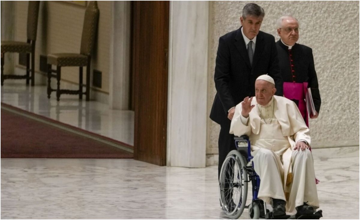 ¿Por qué el Papa Francisco está usando silla de ruedas?