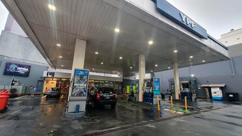 El presidente de YPF anunció que la nafta bajará 2% esta semana