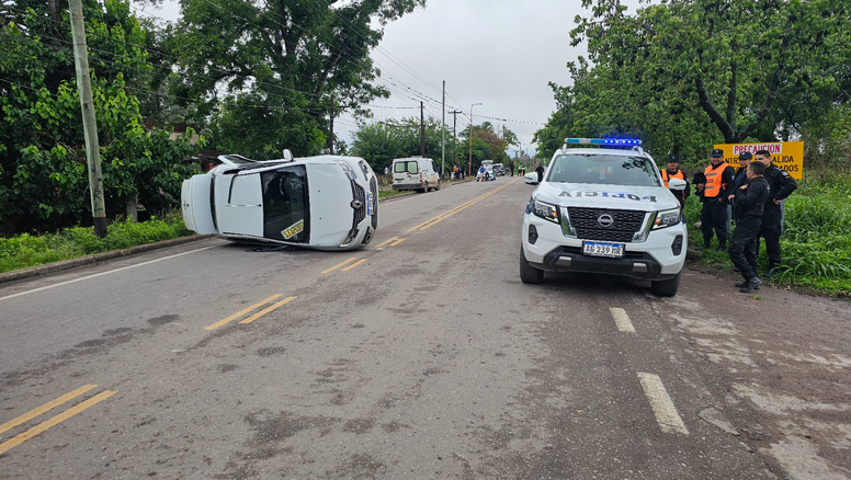 Terrible vuelco en el acceso a El Carmen