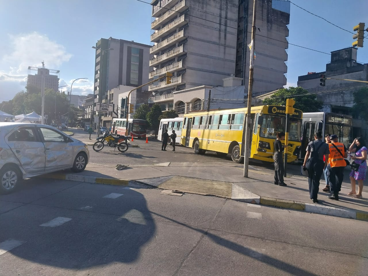 Fuerte choque entre un auto y un colectivo