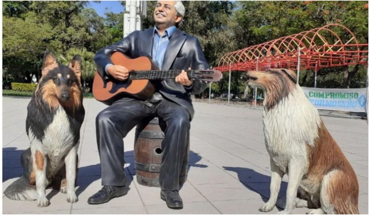 Formosa: en una plaza pusieron estatua de Alberto Fernández y su perro Dylan