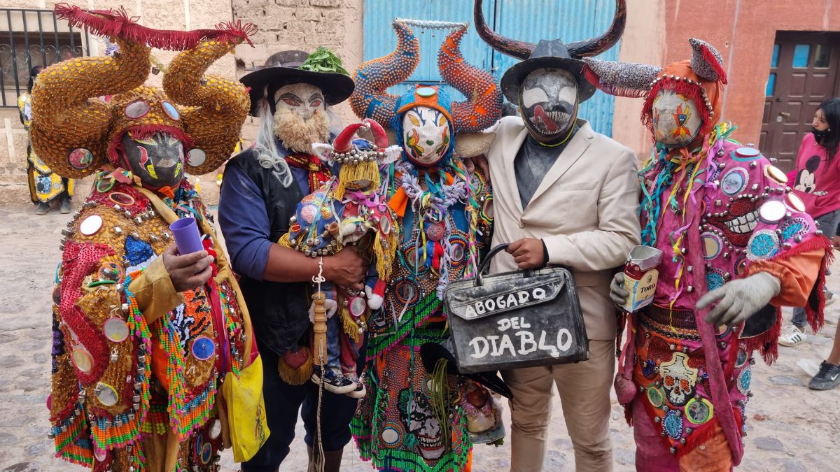 Diablos del carnaval La vida del disfrazado tiene una connotación muy