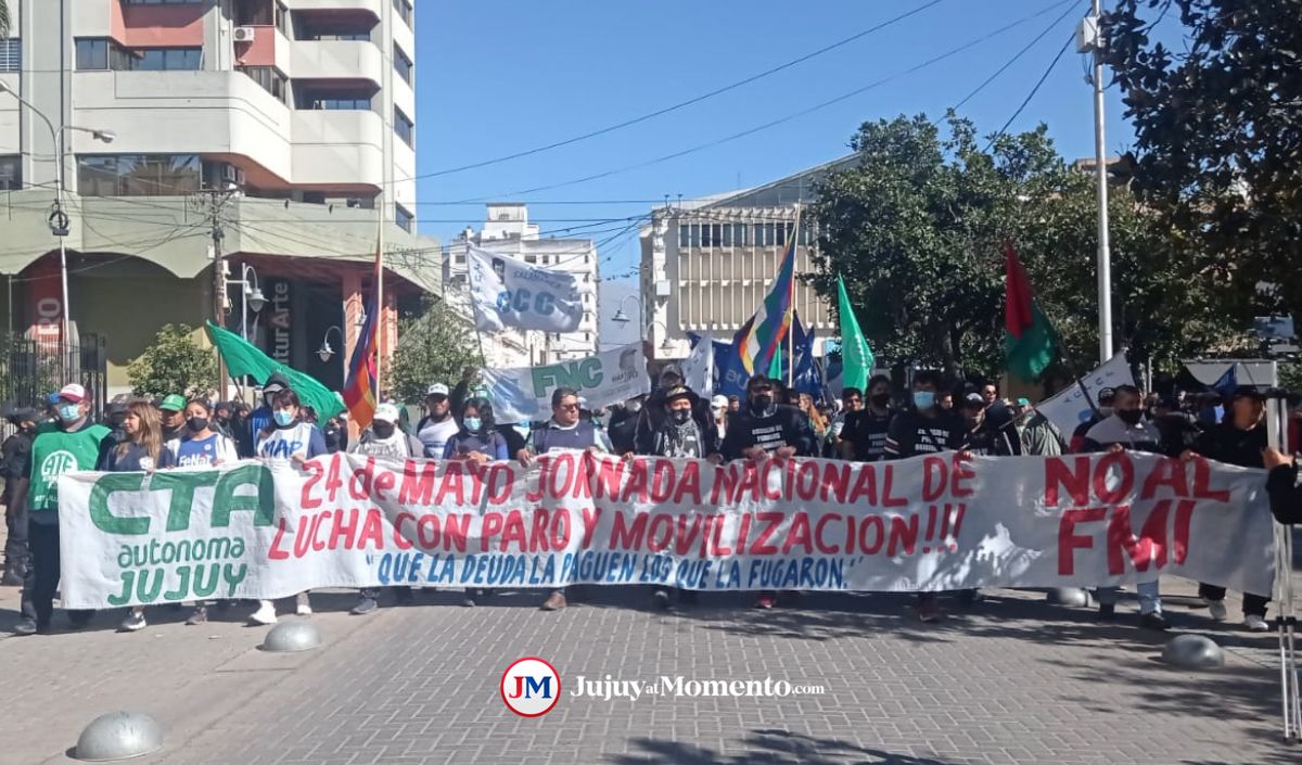 Multitudinaria marcha de trabajadores estatales por el salario