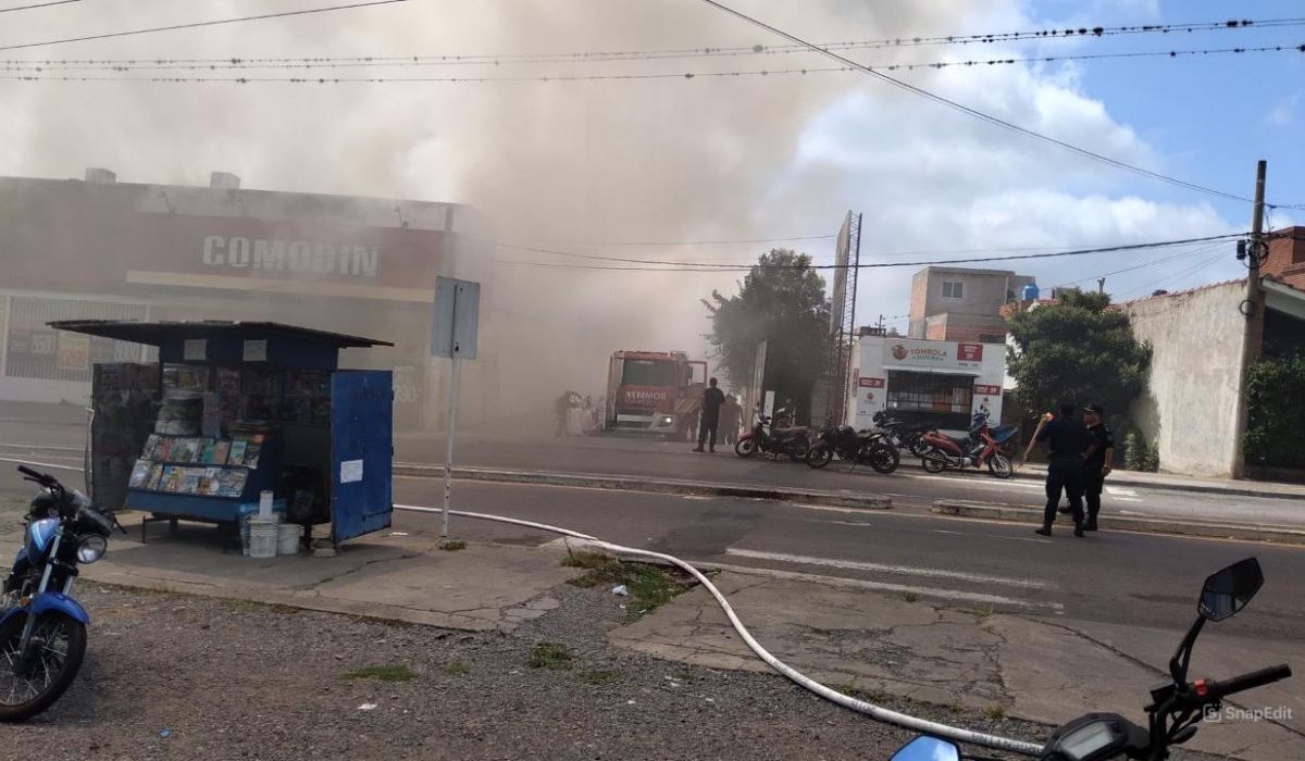 Impactante incendio en un supermercado de Ciudad de Nieva