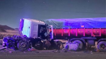 Un muerto y un herido tras un brutal choque frontal de camiones en Ruta 52