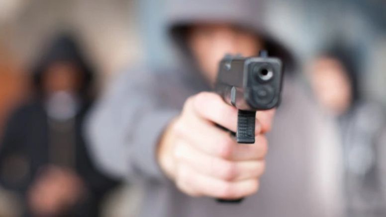Una banda armada golpeó a un joven para robarle el auto