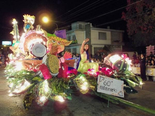 El cuarto desfile recibió a las reinas del interior y de otras ediciones de la FNE