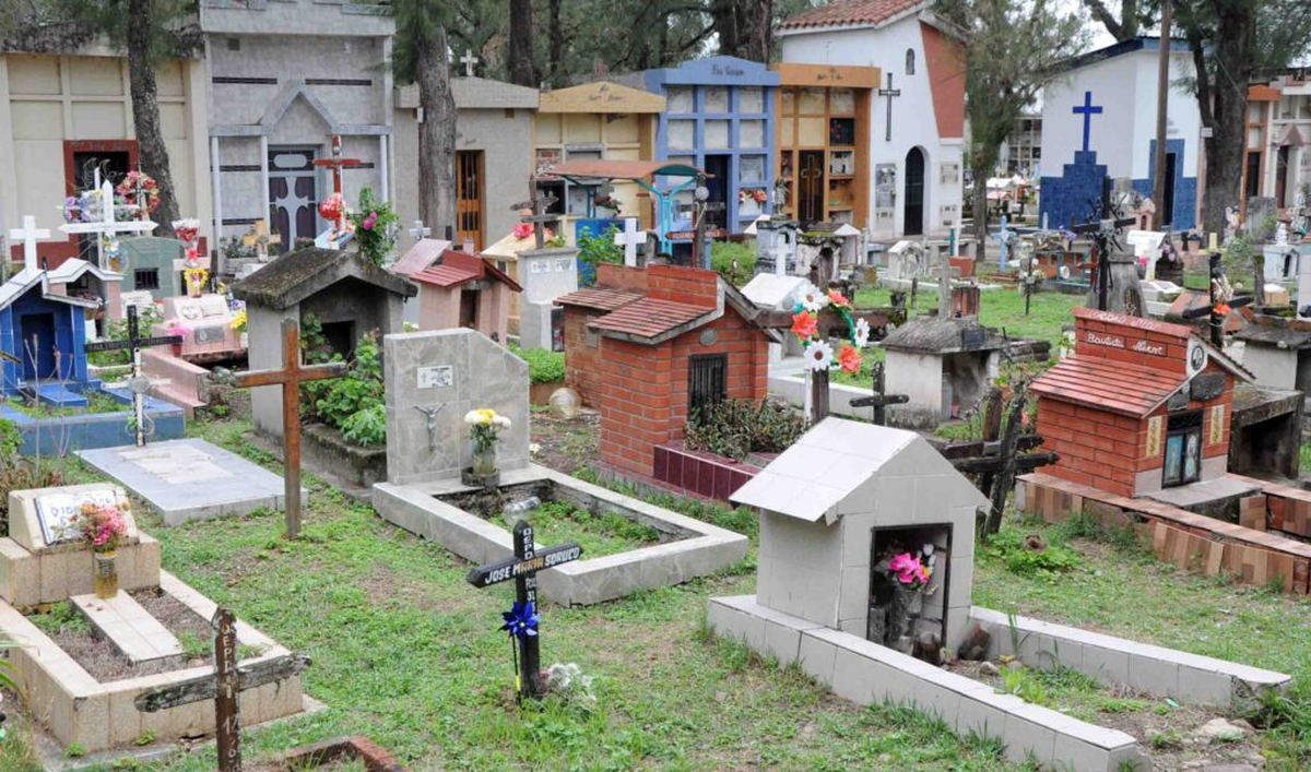 Amplían los horarios y servicios de cementerios por el Día de los Fieles Difuntos