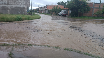 Escuela de Perico con accesos inundados y clases suspendidas