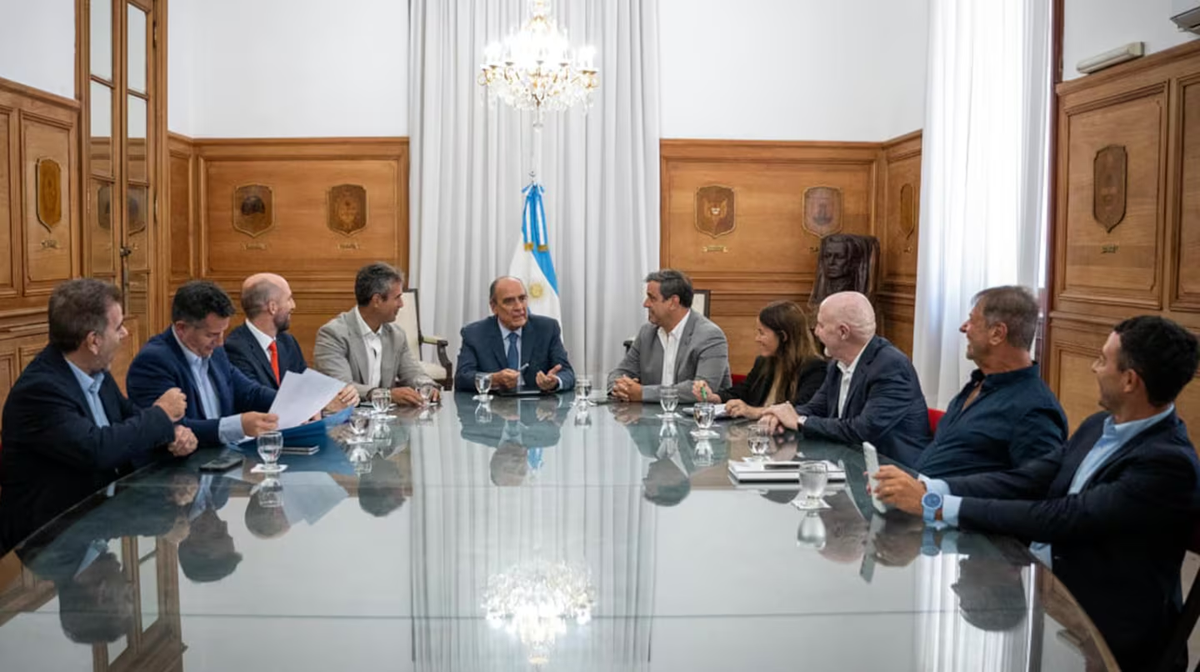 El Gobierno se reunió con los jefes de bloques aliados y quiere sesionar el próximo 6 de febrero