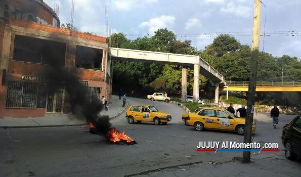 Taxistas cortan puentes y reclaman que se termine con el transporte ilegal