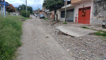 Calles intransitables y ripio en las veredas en Mariano Moreno