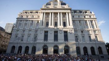 Lo descubrieron espiando a menores, se arrojó por una ventana y murió