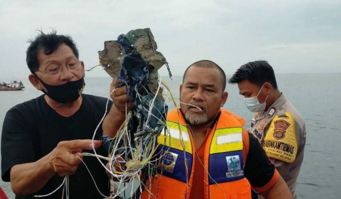 Conmoción en Indonesia: Un avión con 62 personas a bordo cayó al mar