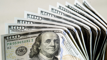 El dólar minorista cayó por debajo de los $1.400 y tocó un mínimo de cuatro meses