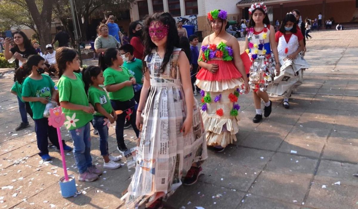 Los niños de San Pedro lucieron vestidos de papel efectuados por ellos