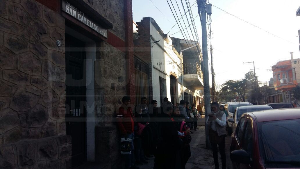 Indignados con una empresa de colectivos que no los atiende