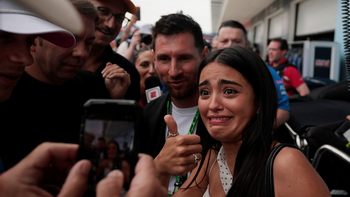 Ya es meme: la divertida reacción de la novia de Colapinto cuando se encontró con Messi