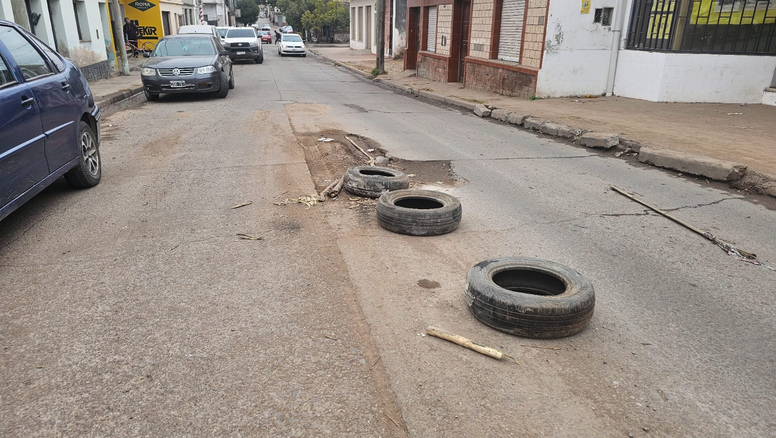 Calles destrozadas y arreglos precarios en Perico