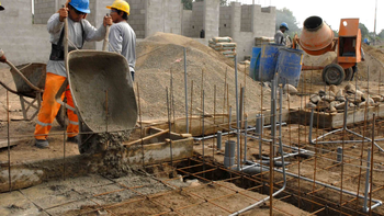 La industria volvió a caer y la construcción frenó el rebote en octubre