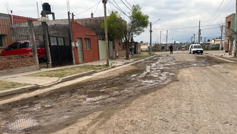 Vecinos de Alto Comedero, cansados de hacer reclamos por pérdidas de agua