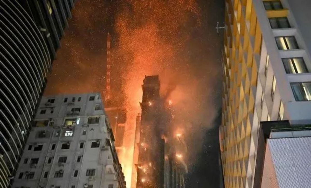 Impresionante incendio de un rascacielos en Hong Kong