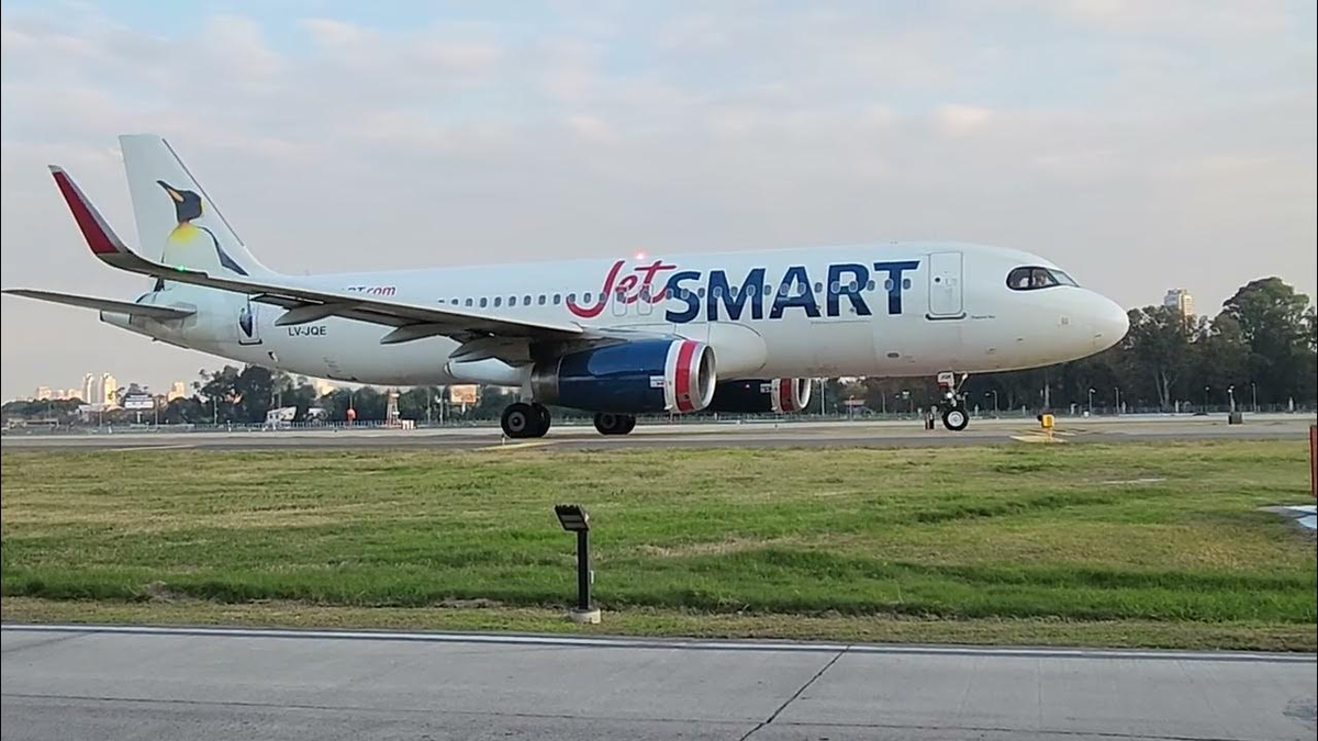 Susto y preocupación: vuelo de Salta aterrizó de emergencia para socorrer un bebé