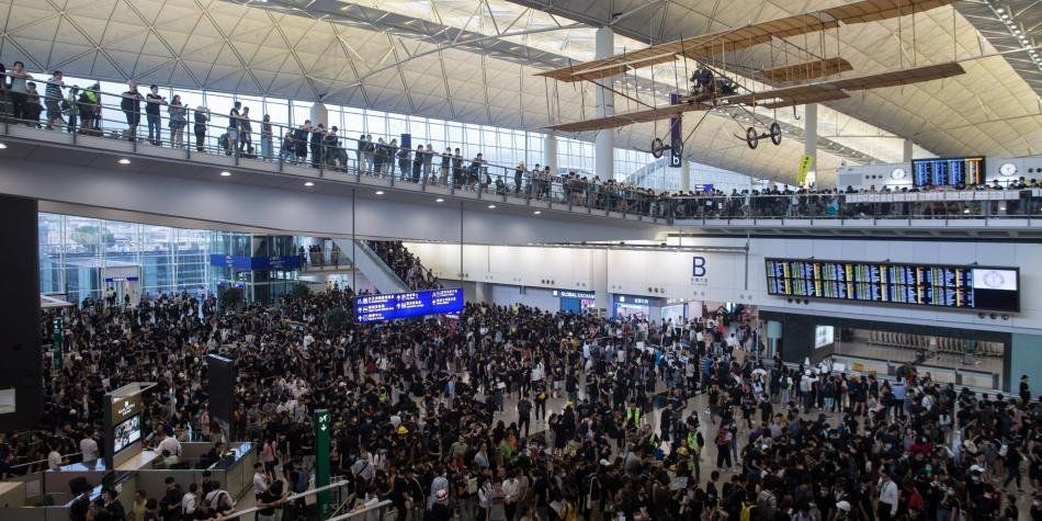Manifestantes bloquearon el aeropuerto y se cancelaron todos los vuelos