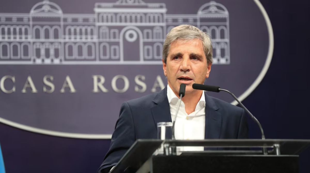 El Gobierno anunció una reducción en los aranceles a la importación de ropa y calzado