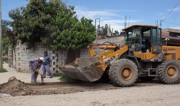 Realizan tareas de limpieza y recolección de escombros por diferentes barrios